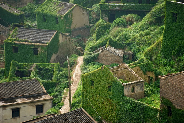 Esta aldea de pescadores abandonada en China está siendo devorada por la naturaleza