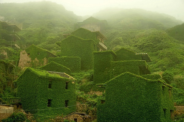 Esta aldea de pescadores abandonada en China está siendo devorada por la naturaleza