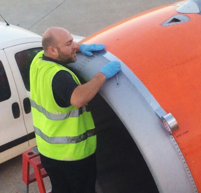 Este pasajero vio a un trabajador arreglando el avión con CINTA antes de despegar