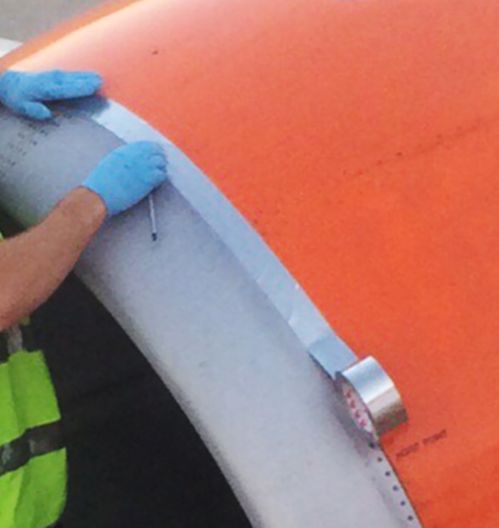 Este pasajero vio a un trabajador arreglando el avión con CINTA antes de despegar