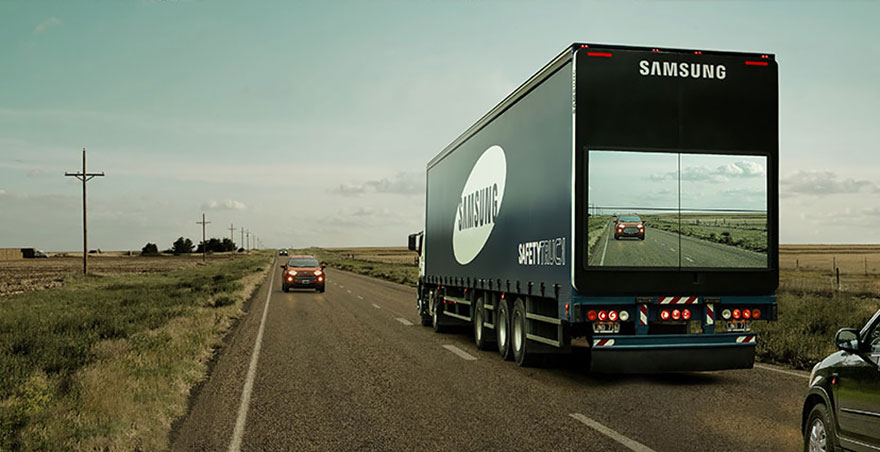 Este "camión de seguridad" de Samsung muestra la carretera para poder adelantarlo sin riesgo