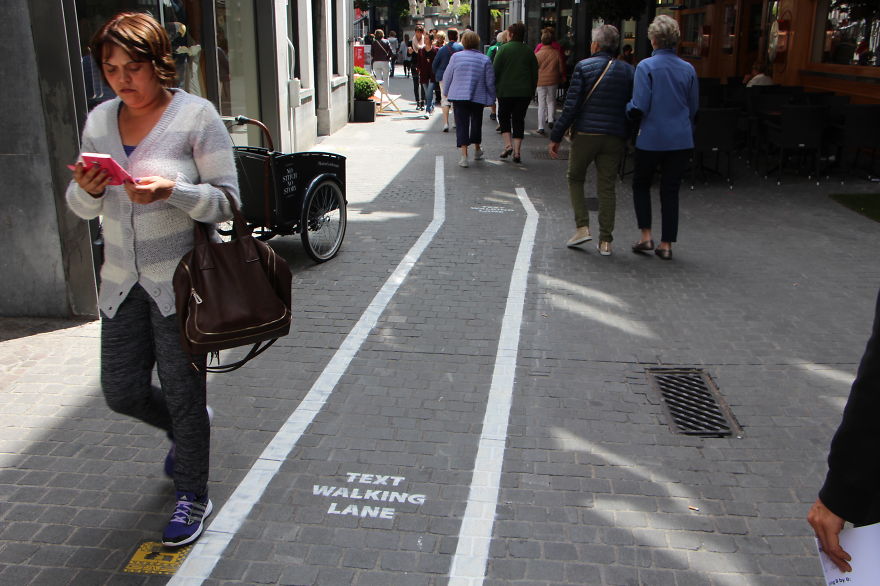 Los adictos al móvil consiguen su propio carril para caminar en Bélgica