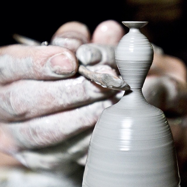 Este artesano crea diminutas piezas de alfarería a mano