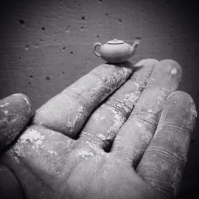 Este artesano crea diminutas piezas de alfarería a mano