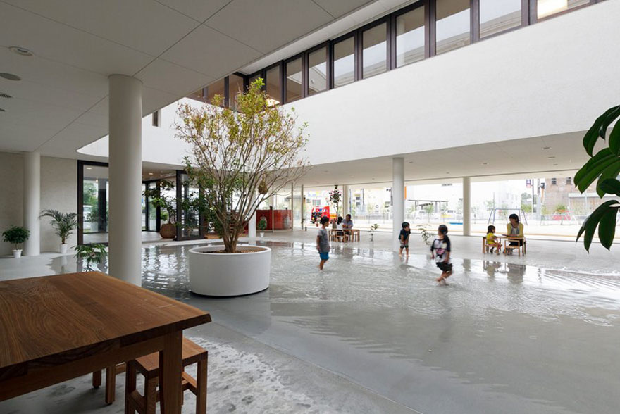 Este nuevo colegio preescolar de Japón convierte la lluvia en charcos para que jueguen los niños