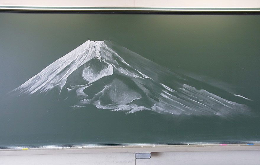 Estudiantes japoneses hacen asombrosos dibujos con tiza para un concurso de arte en pizarras