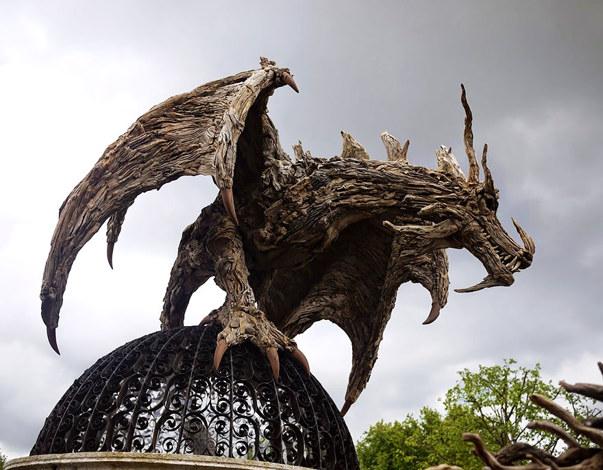 Esculturas de dragones y animales hechas con madera de deriva, por James Doran-Webb