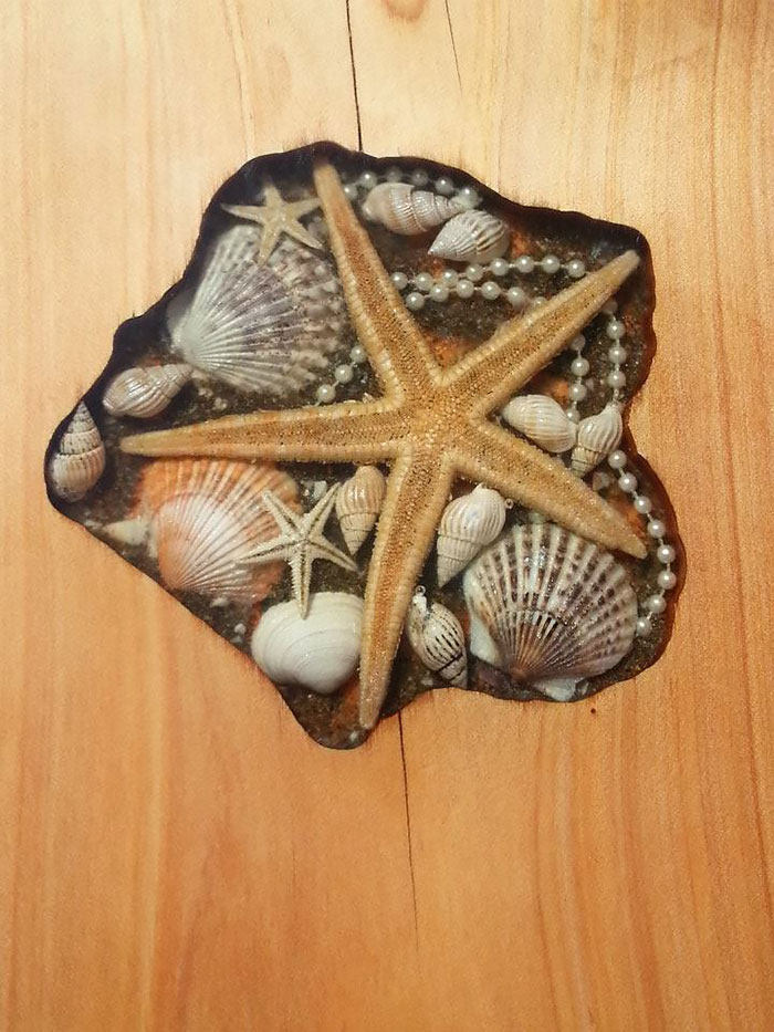 Estos artistas llenan las grietas de las mesas con conchas marinas, piedras y estrellas de mar