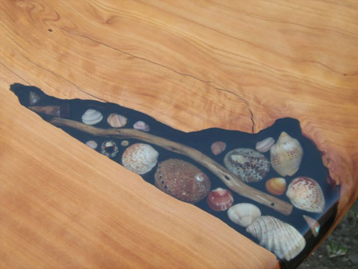 Estos artistas llenan las grietas de las mesas con conchas marinas, piedras y estrellas de mar
