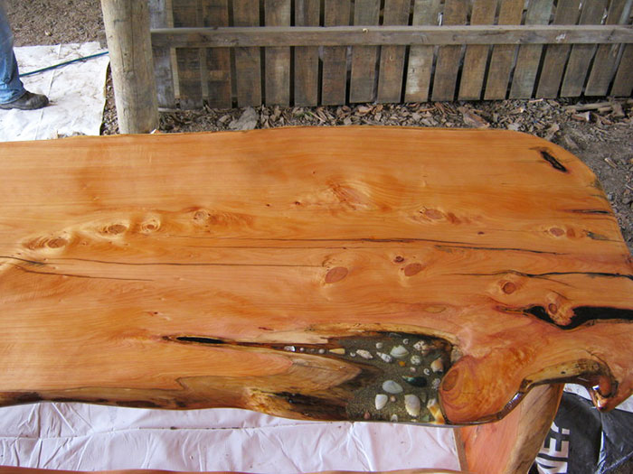 incrustaciones-transparentes-mesas-madera-wooden-by-design (8)