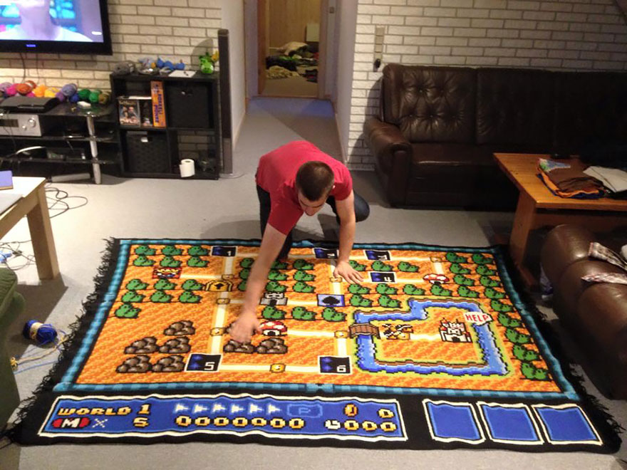 Este hombre pasó 6 años tejiendo una manta con el mapa de Super Mario 3