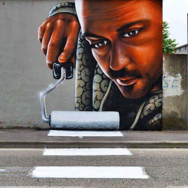 Esta ingeniosa obra de arte urbano en Italia convierte un paso de cebra en parte del mural