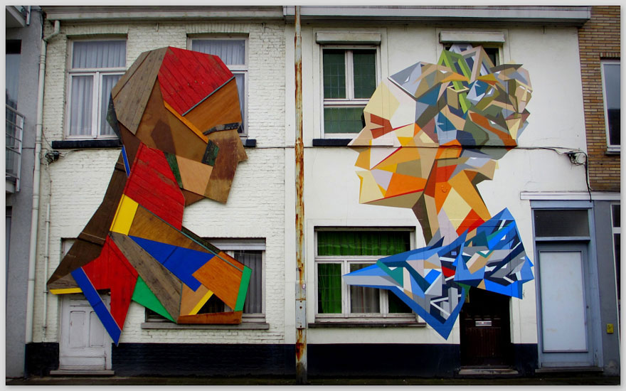 Este artista convierte viejas puertas de madera en enormes murales callejeros