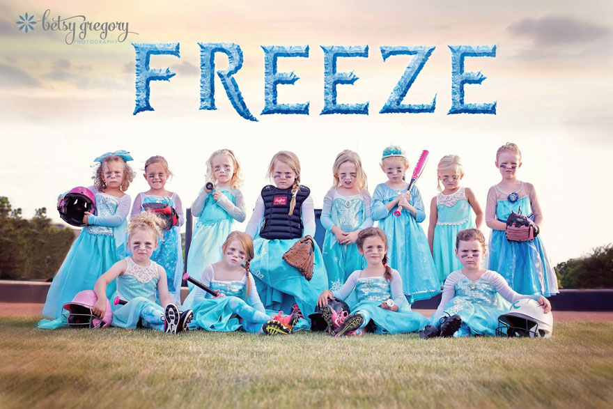 Este fiero equipo infantil femenino de softbol hace una sesión de fotos inspirada en Frozen y triunfa en internet