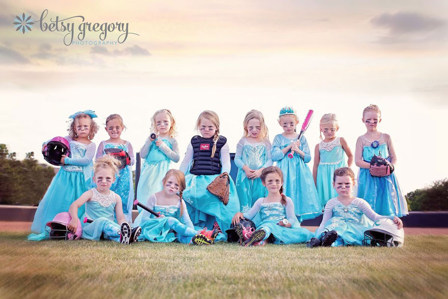 Este fiero equipo infantil femenino de softbol hace una sesión de fotos inspirada en Frozen y triunfa en internet