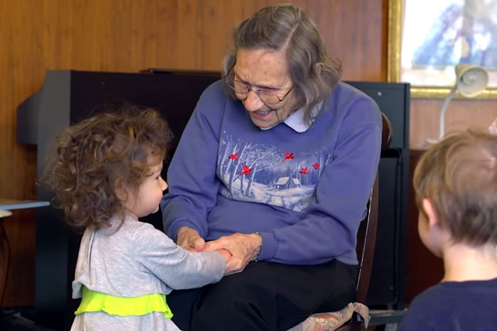 Meter a niños preescolares en una residencia de ancianos cambió las vidas de todos