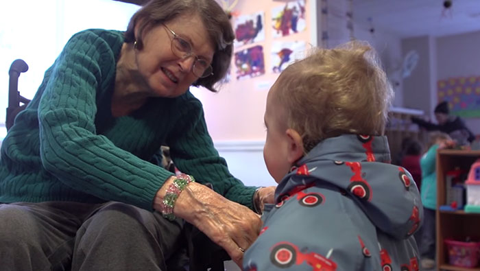 Meter a niños preescolares en una residencia de ancianos cambió las vidas de todos