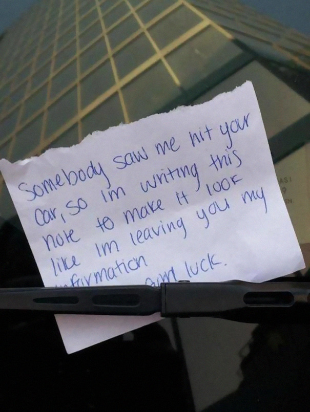 16 Notas en el parabrisas diciendo a los malos conductores cosas que necesitan saber
