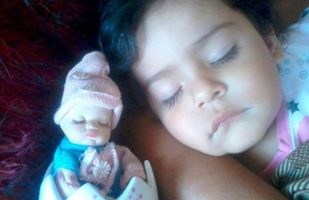 15 Bebés que se parecen muchísimo a sus muñecas de juguete