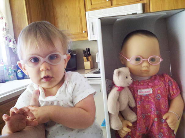 15 Bebés que se parecen muchísimo a sus muñecas de juguete