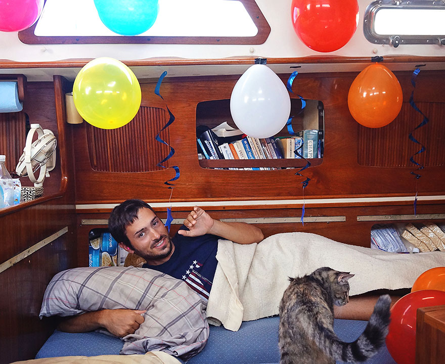 Esta pareja lo vendió todo para viajar por el mundo en barco con su gato