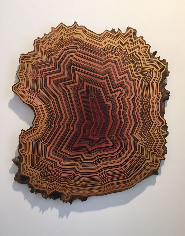 Este artista pinta obras geométricas en trozos de madera de desecho