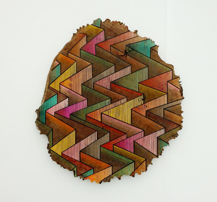 Este artista pinta obras geométricas en trozos de madera de desecho