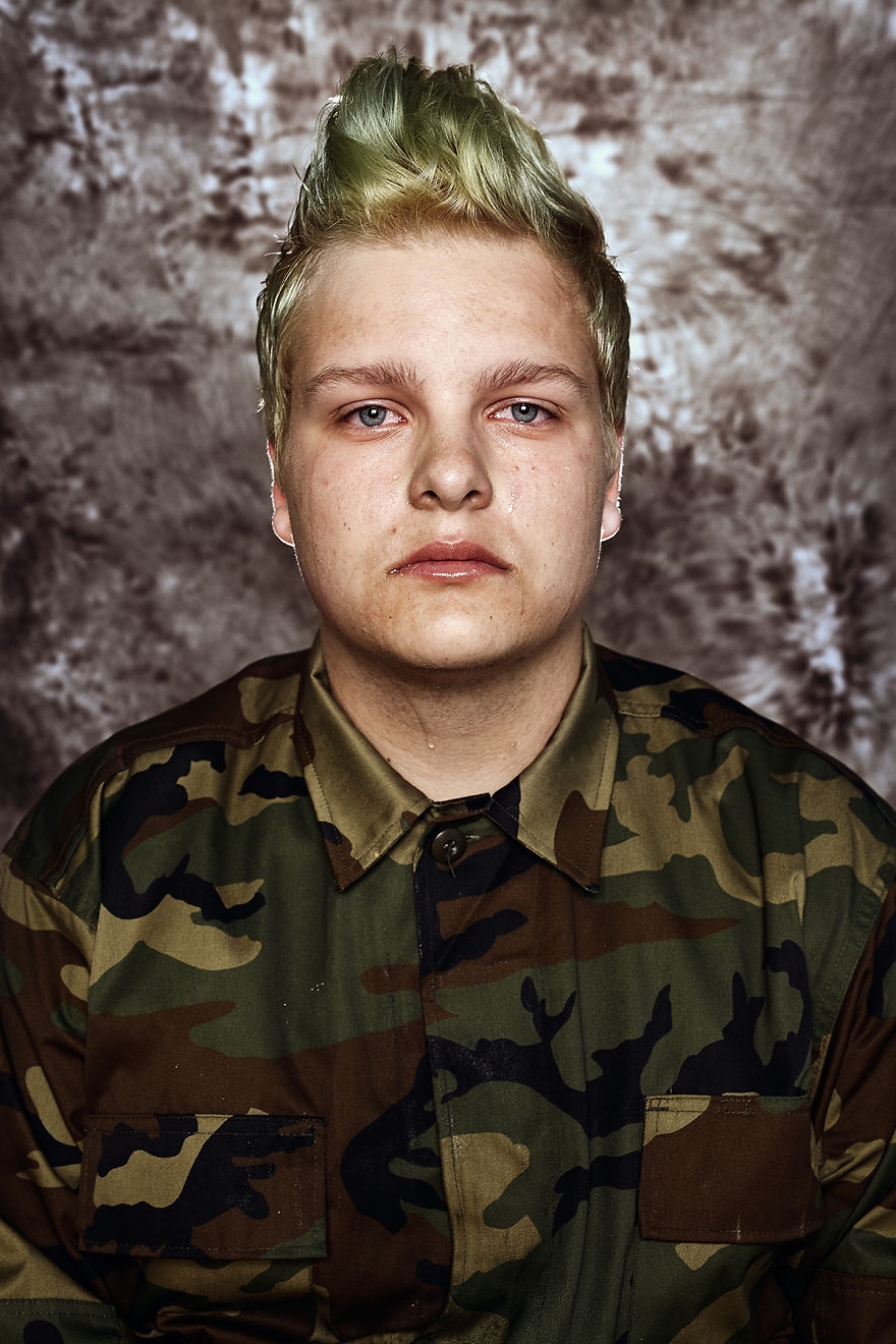14 Elocuentes retratos de hombres mostrando sus reacciones hacia el nuevo servicio militar obligatorio en Lituania