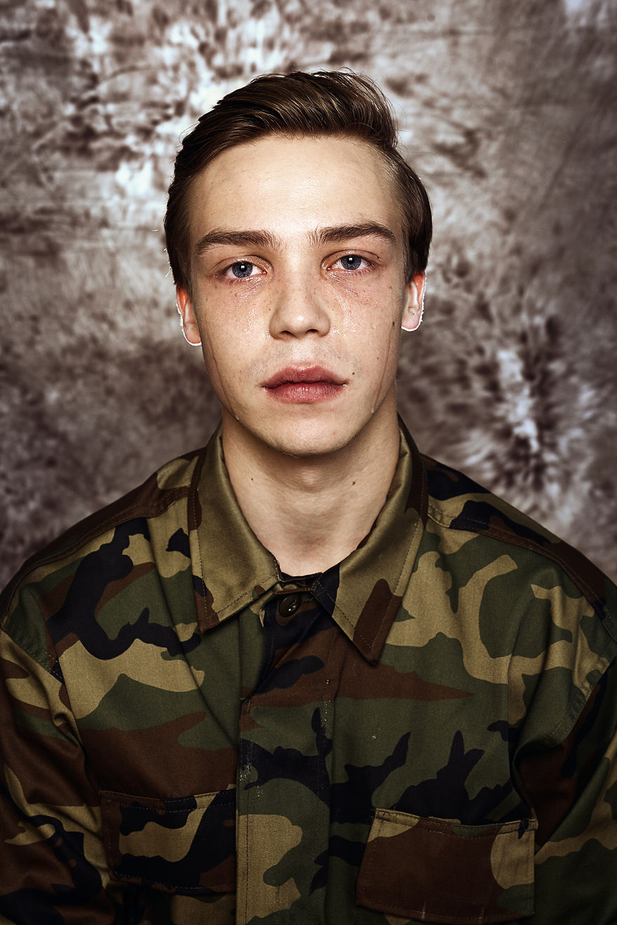 14 Elocuentes retratos de hombres mostrando sus reacciones hacia el nuevo servicio militar obligatorio en Lituania