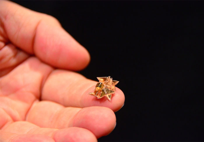 Este mini robot de origami se automonta, anda, nada, cava, carga, trepa y se disuelve