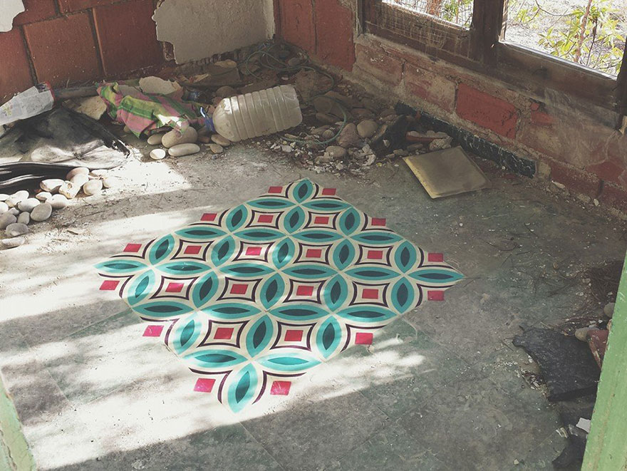 Este artista español pinta el suelo de edificios abandonados con preciosos patrones