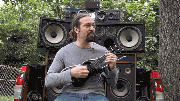 Este hombre construyó un ukelele con lanzallamas inspirado en la guitarra de la película "Mad Max"