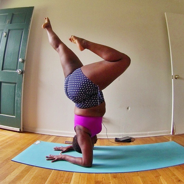 Esta yogi de talla grande muestra al mundo que el peso corporal es solo un estado mental