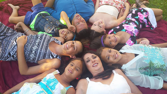 Esta madre adoptó a las 4 hijas de su mejor amiga tras morir de cáncer cerebral