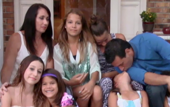 Esta madre adoptó a las 4 hijas de su mejor amiga tras morir de cáncer cerebral