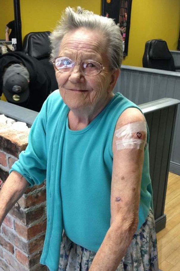 Esta abuela de 79 años se escapó de la residencia de ancianos para hacerse su primer tatuaje