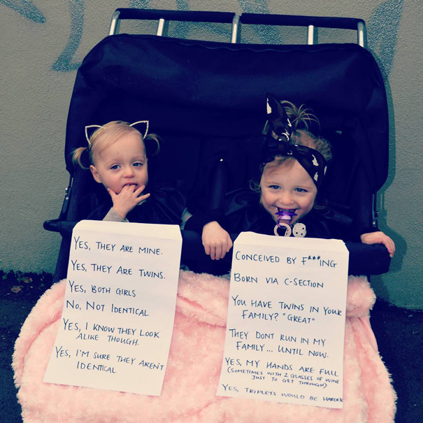 Esta madre les pone un cartel con preguntas frecuentes a sus gemelas tras hartarse de los desconocidos curiosos