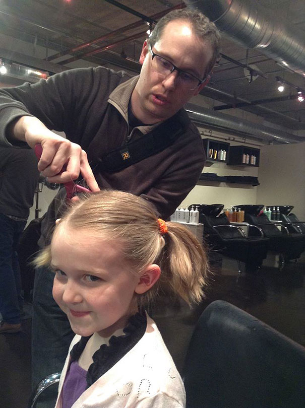 Este salón de peluquería enseña a los padres a peinar a sus hijas a cambio de cerveza