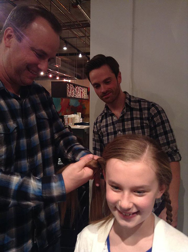 Este salón de peluquería enseña a los padres a peinar a sus hijas a cambio de cerveza