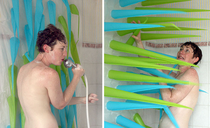 Esta cortina de ducha con pinchos te echa tras 4 minutos para ahorrar agua