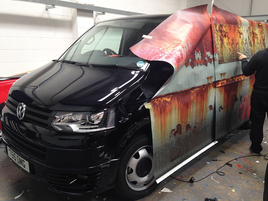 Esta furgoneta nueva está camuflada con óxido para protegerla de los ladrones