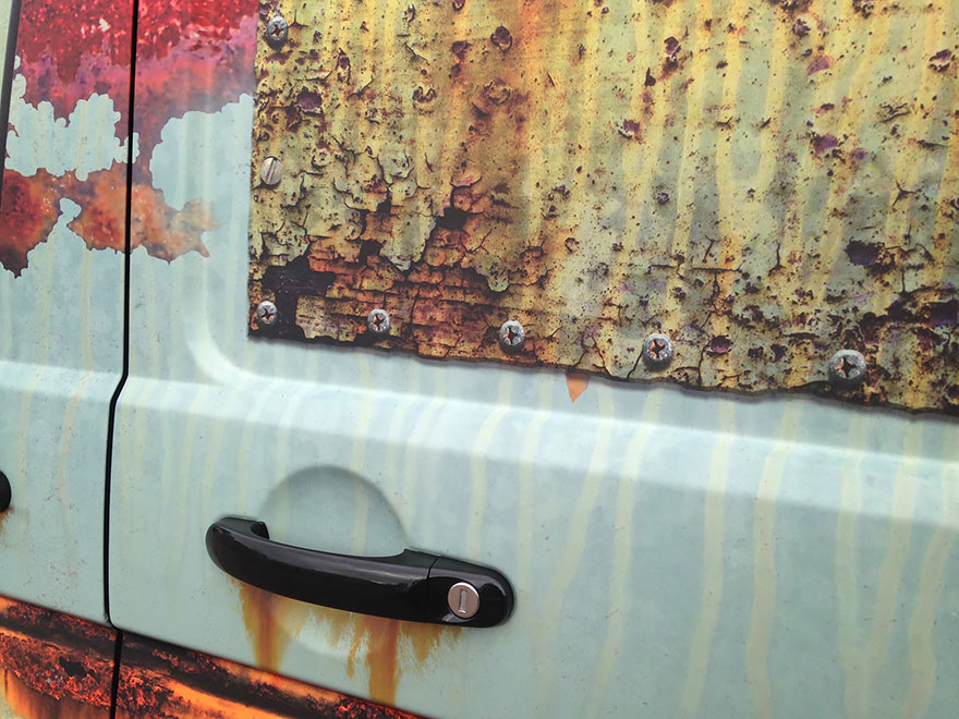 Esta furgoneta nueva está camuflada con óxido para protegerla de los ladrones