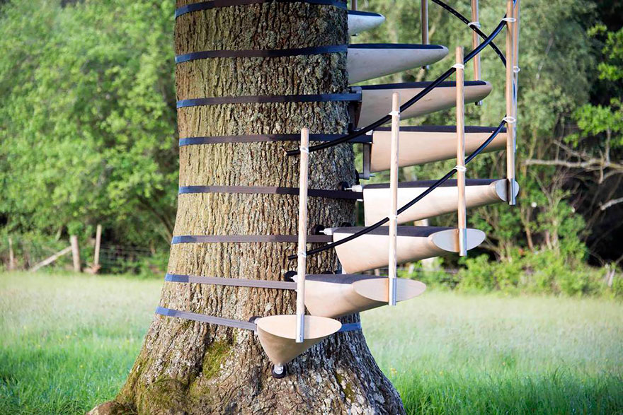 Puedes sujetar esta escalera de caracol a cualquier árbol sin usar herramientas