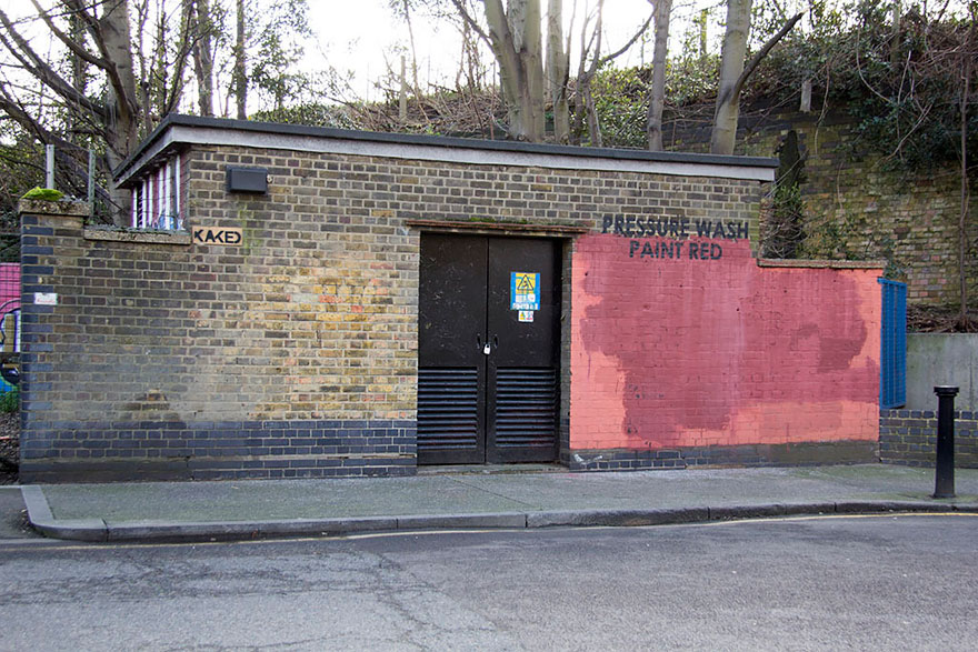 Este artista callejero lleva a cabo un "experimento" con los servicios de limpieza de Londres en una pared roja
