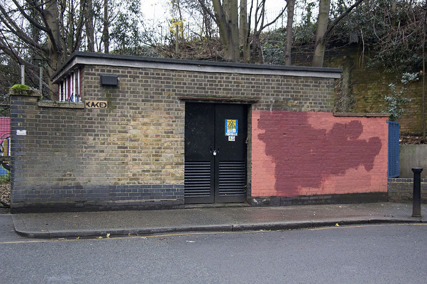 Este artista callejero lleva a cabo un "experimento" con los servicios de limpieza de Londres en una pared roja