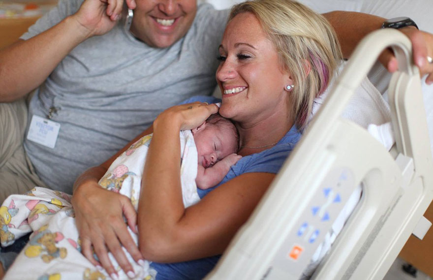 El emotivo momento en el que una pareja vio a su bebé adoptado por 1ª vez