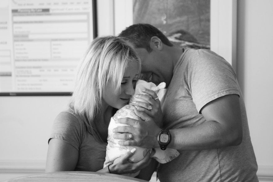 El emotivo momento en el que una pareja vio a su bebé adoptado por 1ª vez