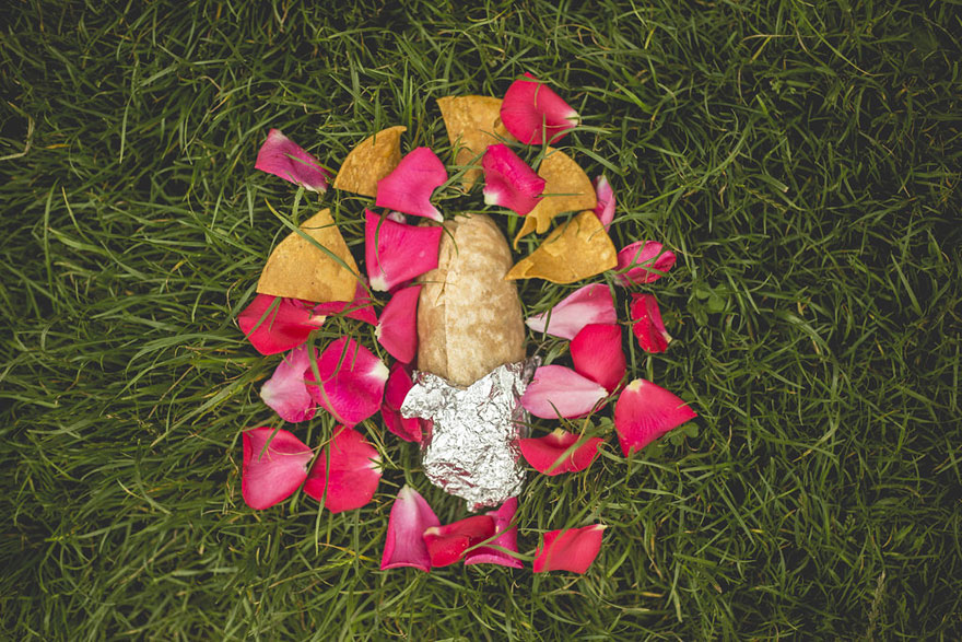 Este hombre se hizo fotos románticas con un burrito