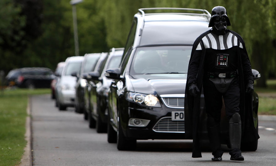 Darth Vader dirige el funeral de esta fenomenal abuela