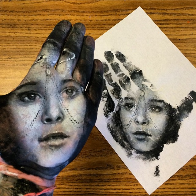 Este profesor pinta retratos realistas en su mano y los estampa en papel
